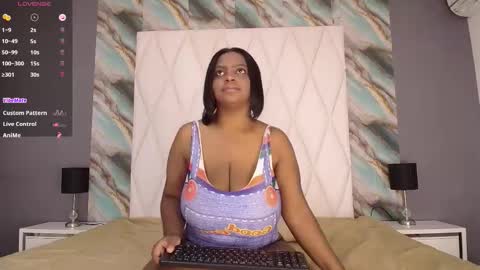 Snapshot of penelopeboobs_ chatting on 11.11.25 online show from 11.11.25