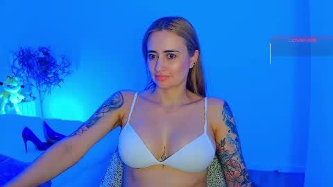 Snapshot of pennyy__ chatting on 06.19.26 Hi Im Penelope better vibrations 1111 online show from 06.19.26