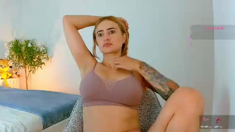 Snapshot of pennyy__ chatting on 07.11.26 Hi Im Penelope better vibrations 1111 online show from 07.11.26