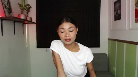 Snapshot of perla_st chatting on 11.08.25 Perla online show from 11.08.25