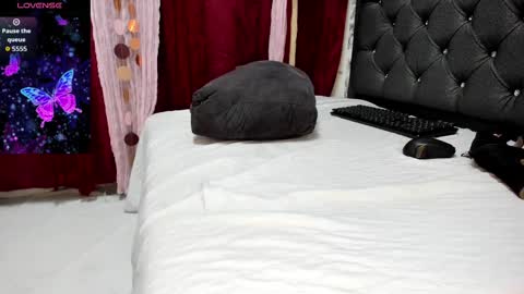 Perla Thompson online show from 09.12.25