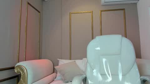 Snapshot of perlapreciosa chatting on 12.18.25 PerlaPreciosa online show from 12.18.25