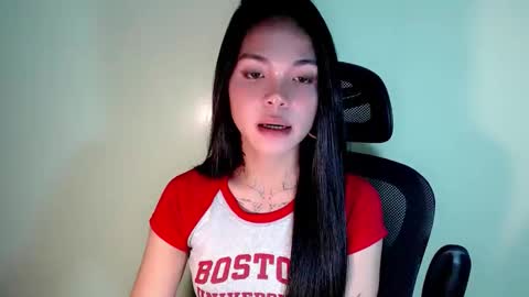 Snapshot of petite_angelx chatting on 09.23.25 angel online show from 09.23.25