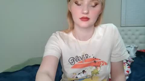 Snapshot of petite_cupcake chatting on 03.06.25 Little cupcake online show from 03.06.25