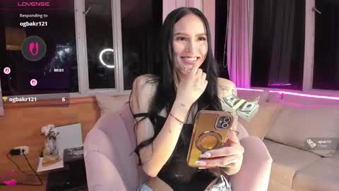 Snapshot of petite_linda chatting on 09.18.25 Linda online show from 09.18.25