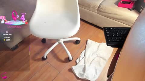 Snapshot of petite_linda chatting on 09.19.25 Linda online show from 09.19.25