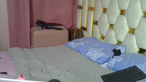 Snapshot of petite_lunar chatting on 11.20.25 Lunar online show from 11.20.25