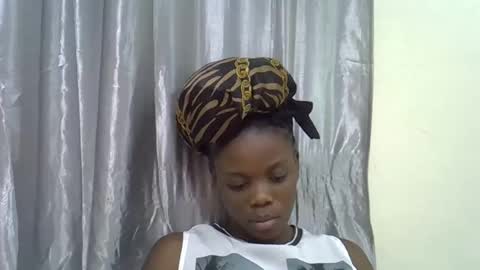 Snapshot of petite_melan chatting on 10.21.25 petite_melan online show from 10.21.25