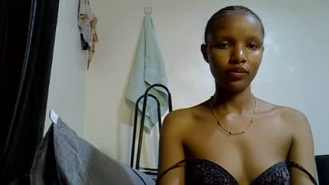Snapshot of petite_melinda chatting on 06.20.26 petite_melinda online show from 06.20.26