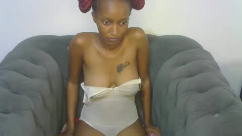 Snapshot of petitpearl chatting on 02.23.25 petitpearl online show from 02.23.25