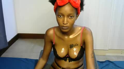 Snapshot of petitpearl chatting on 03.05.25 petitpearl online show from 03.05.25