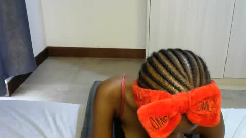 Snapshot of petitpearl chatting on 03.10.25 petitpearl online show from 03.10.25