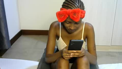 Snapshot of petitpearl chatting on 03.10.25 petitpearl online show from 03.10.25