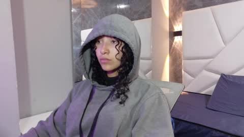 Snapshot of pettymoon chatting on 12.20.25 Moon online show from 12.20.25