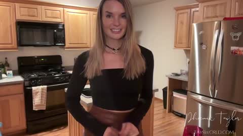 PHOENIX TAYLOR online show from 02.06.26