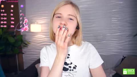 Snapshot of phyllisearney chatting on 11.29.25 Hann G. Jones online show from 11.29.25