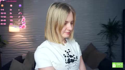 Snapshot of phyllisearney chatting on 12.18.25 Hann G. Jones online show from 12.18.25