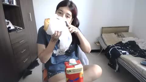 Snapshot of pia_alonzo30 chatting on 07.19.26 izzy online show from 07.19.26