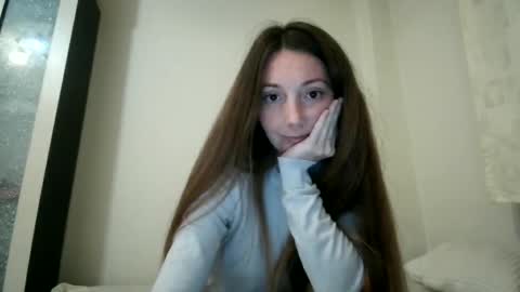 Snapshot of pieceofmoon chatting on 10.06.25 Moonie online show from 10.06.25