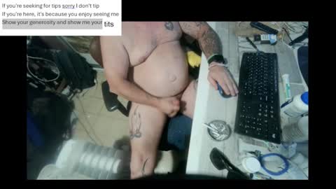 Snapshot of pini_z chatting on 01.12.25 pini_z online show from 01.12.25