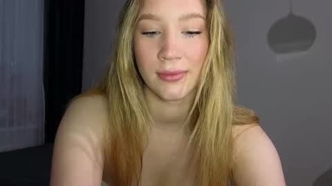 Snapshot of pink_rosee_ chatting on 11.26.25 online show from 11.26.25