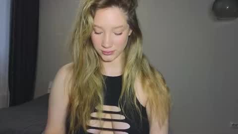 Snapshot of pink_rosee_ chatting on 12.03.25 online show from 12.03.25