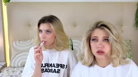 Snapshot of pinkadele chatting on 11.20.25 Adele online show from 11.20.25