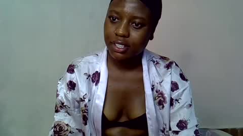 Snapshot of pinkie_bubbles chatting on 01.05.26 Shazz online show from 01.05.26