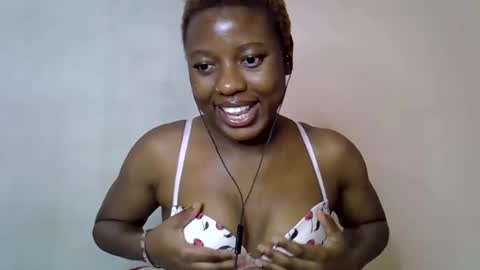 Snapshot of pinkie_bubbles chatting on 01.18.26 Shazz online show from 01.18.26