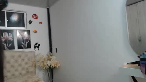 Snapshot of pinky_f00x chatting on 10.17.25 pinky_f00x online show from 10.17.25