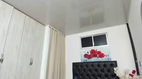 Snapshot of pinky_f00x chatting on 06.27.26 pinky_f00x online show from 06.27.26