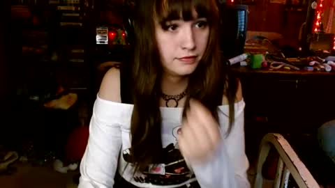 Snapshot of pixinun chatting on 11.11.25 Izzy online show from 11.11.25