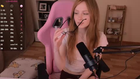 Snapshot of plastic_beach chatting on 04.12.26 Lene online show from 04.12.26