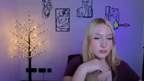 Snapshot of playful_sophie chatting on 08.05.26 Sophie online show from 08.05.26