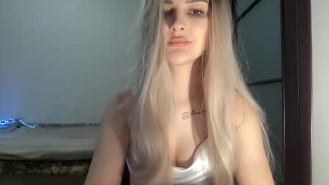 Mia online show from 10.15.25