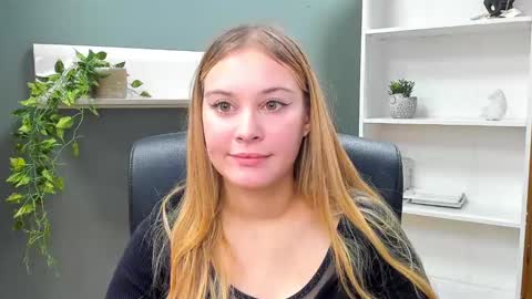Snapshot of playgirl_valeria chatting on 01.11.25 Valeria online show from 01.11.25