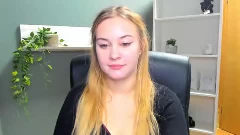 Snapshot of playgirl_valeria chatting on 01.19.25 Valeria online show from 01.19.25