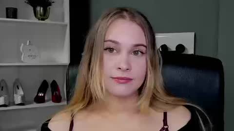 Snapshot of playgirl_valeria chatting on 09.22.25 Valeria online show from 09.22.25