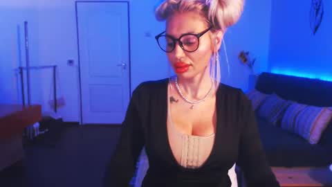 Victoria online show from 12.21.24