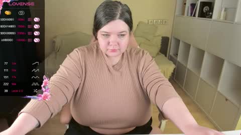 Snapshot of plum_pie__ chatting on 11.11.25 Alice online show from 11.11.25