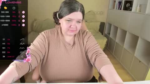 Snapshot of plum_pie__ chatting on 11.12.25 Alice online show from 11.12.25