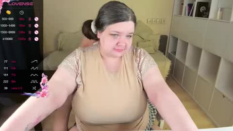 Snapshot of plum_pie__ chatting on 11.12.25 Alice online show from 11.12.25