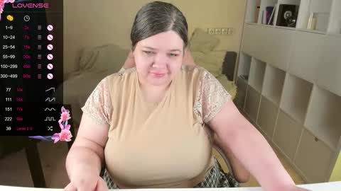 Snapshot of plum_pie__ chatting on 11.18.25 Alice online show from 11.18.25