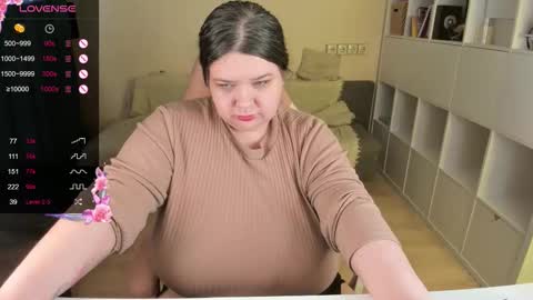 Snapshot of plum_pie__ chatting on 12.22.25 Alice online show from 12.22.25