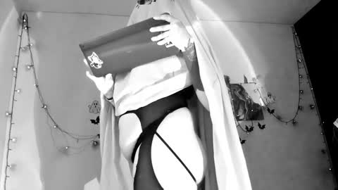 Snapshot of poison_willow chatting on 10.09.25 Willow                      Hours 12pm to 630pm Colombian time FRIDAY AND SUNDAY FREE DAYS online show from 10.09.25