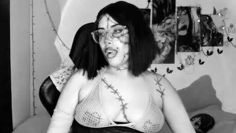 Snapshot of poison_willow chatting on 10.18.25 Willow                      Hours 12pm to 630pm Colombian time FRIDAY AND SUNDAY FREE DAYS online show from 10.18.25