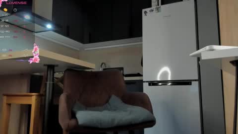 Snapshot of poisonevelyn chatting on 05.22.26 Holy Blonde online show from 05.22.26