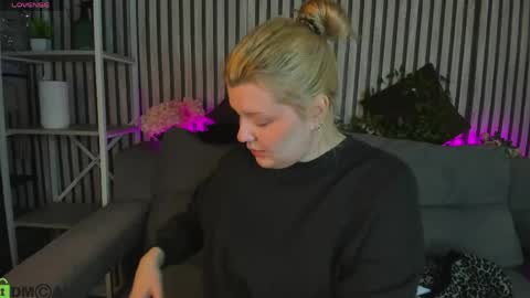 Snapshot of polly__mayer chatting on 05.23.26 Polly online show from 05.23.26