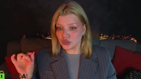 Snapshot of polly__mayer chatting on 05.31.26 Polly online show from 05.31.26