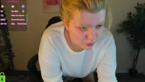 Snapshot of polly__mayer chatting on 06.06.26 Polly online show from 06.06.26